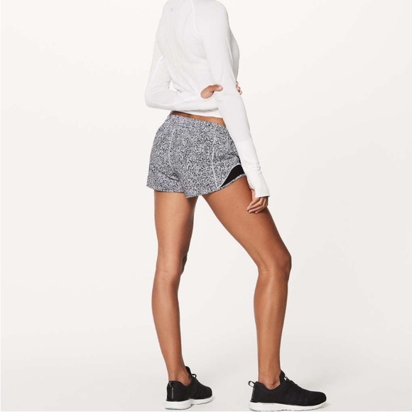 Lululemon Hotty Hot Short II *2.5"
Ditsy Daisy White Black / Black - Picture 1 of 10